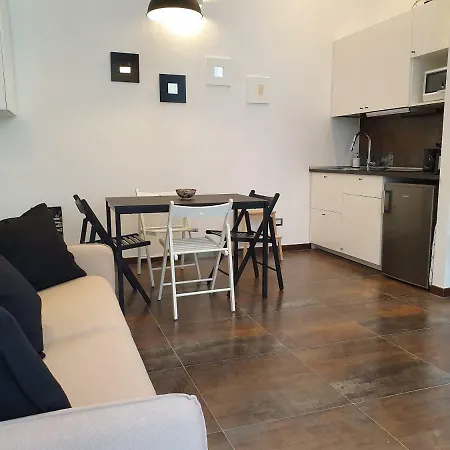 Red And Vanilla Appartement Como